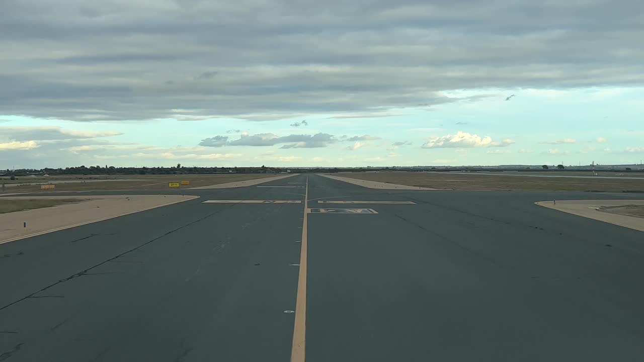 Real-time taxi out for take-off as seen by the pilots in a cold and cloudy winter day