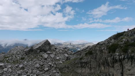 Luftaufnahme-Einer-Person,-Die-Auf-Der-Slackline-Auf-Dem-Gipfel-Der-Berge-Balanciert