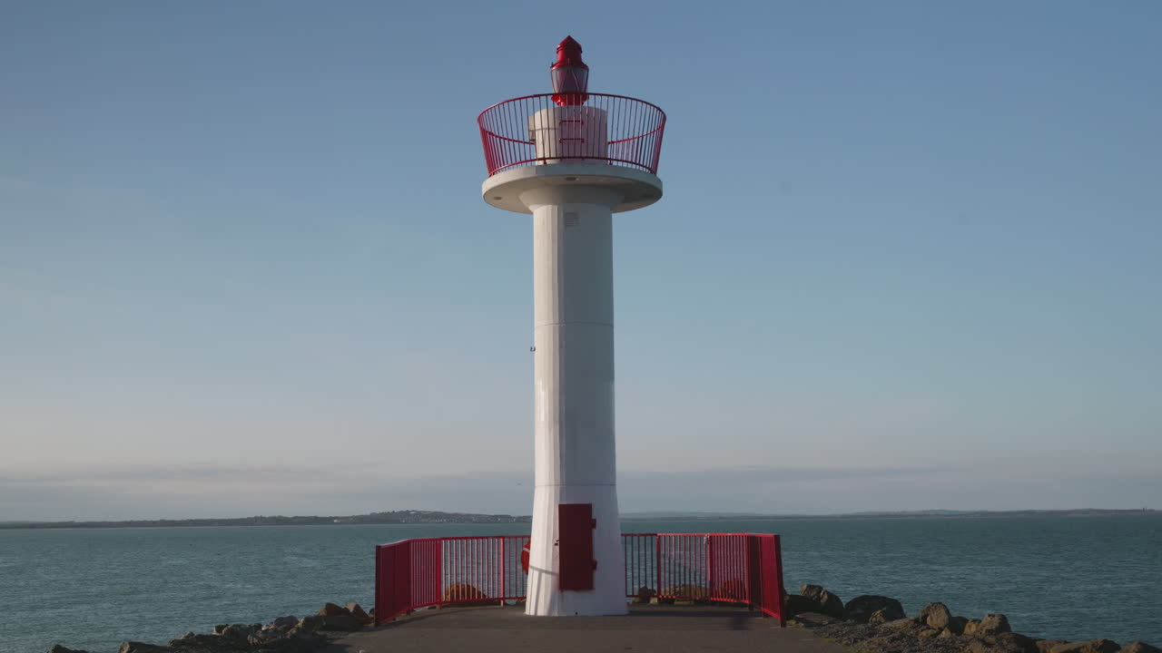 Il faro alla fine del molo del porto a Howth Marina, vicino a Dublino, Irlanda