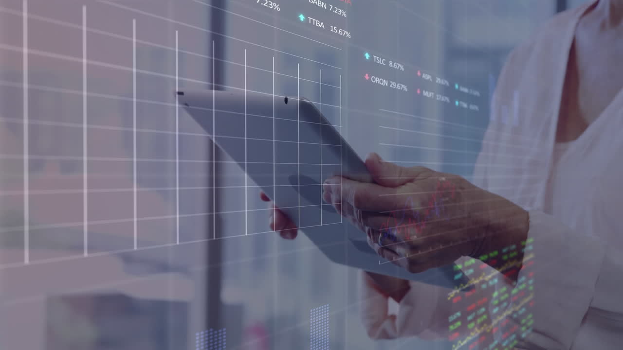 animación de gráficos financieros y datos sobre mujer caucásica trabajando en una tableta en la oficina
