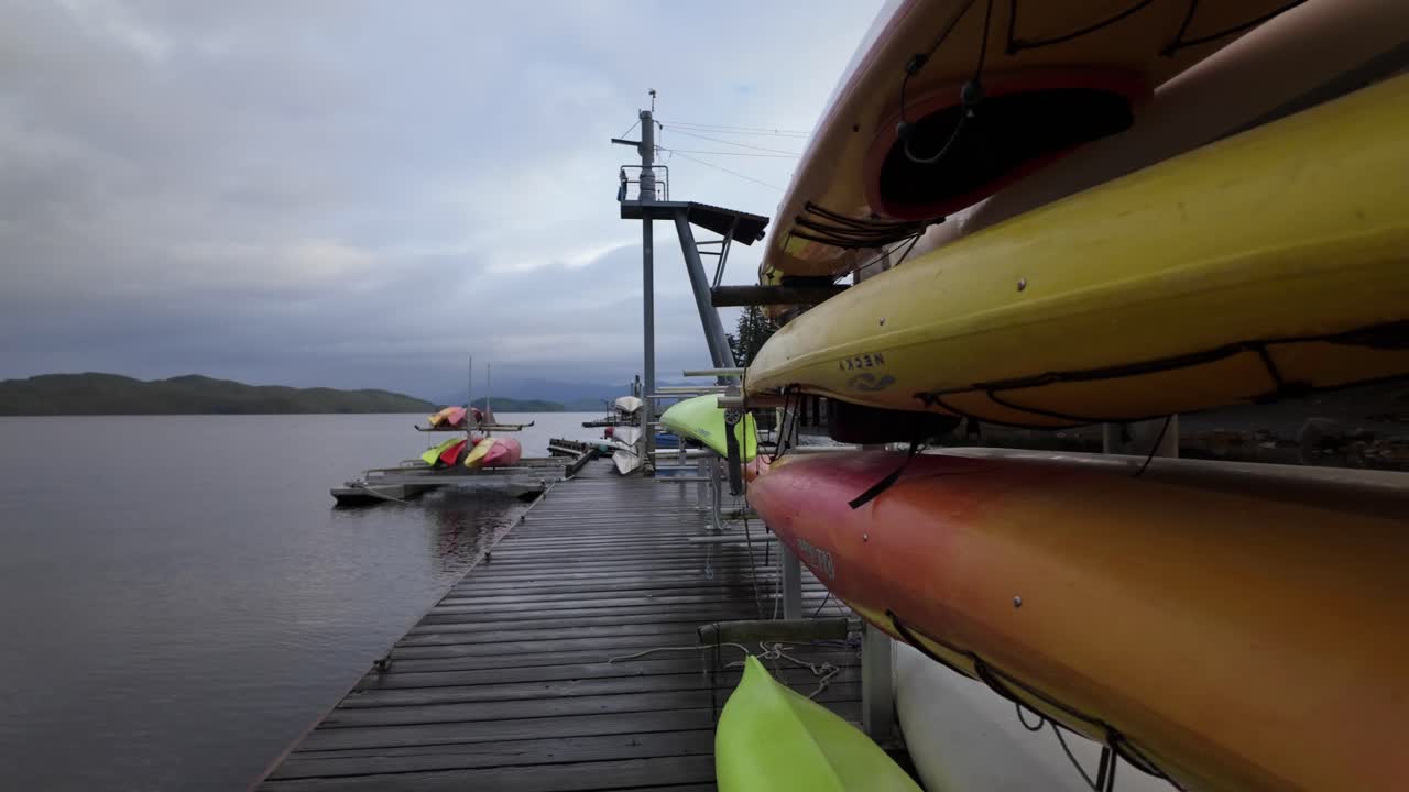 Gros plan stabilisé avec panoramique de kayaks de mer empilés sur une jetée à Clover Pass pendant la saison automnale à Ketchikan, Alaska. 4K à 30 FPS