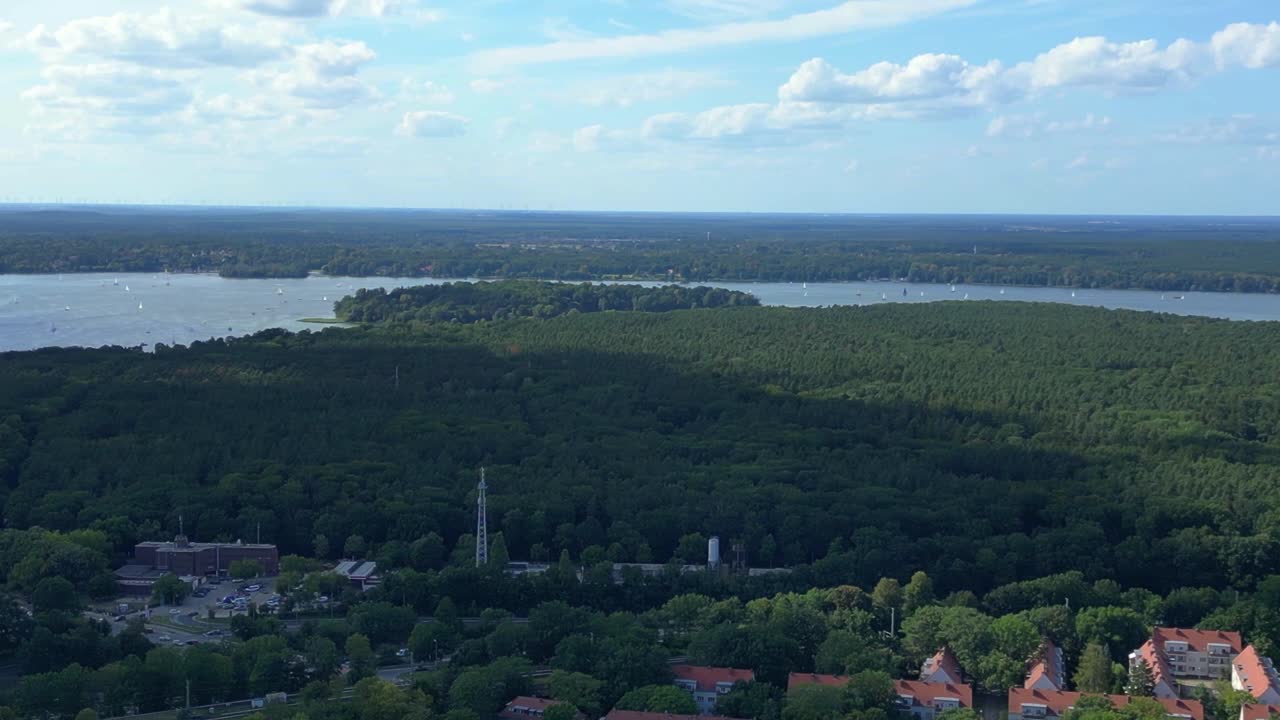 푸른 하늘과 구름을 가진 은 날, 푸른 숲에 둘러싸인 호수, 독특한 공중 전망, 드론으로 왼쪽으로 비행 회전