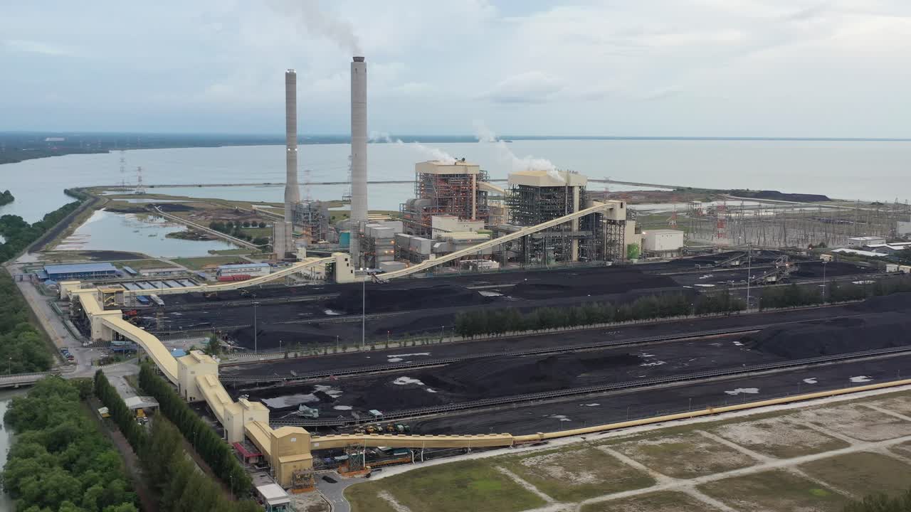planta de energía de carbón ultrasupercrítica de malasia por tenaga nasional berhad tnb ubicada en isla artificial, manjung, costa de perak, utilizada principalmente como combustible para generar energía eléctrica