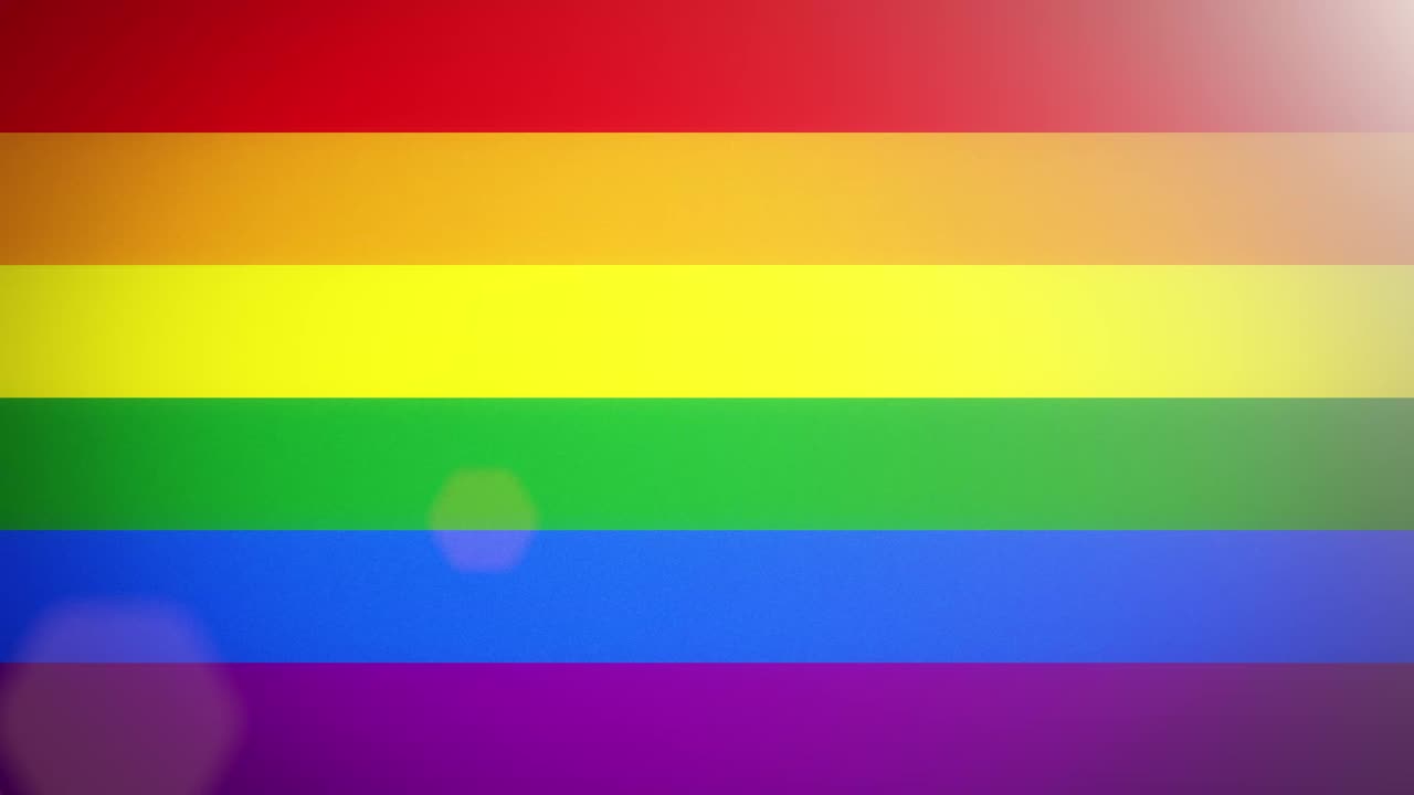 una bandera a rayas de arco iris , de estilo plano y simple, con una llamarada de luz brillante cruzando su superficie