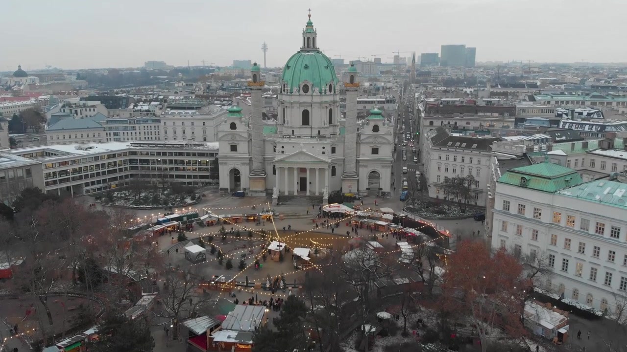 Ripresa aerea di una chiesa a Vienna (Karlsplatz) in inverno