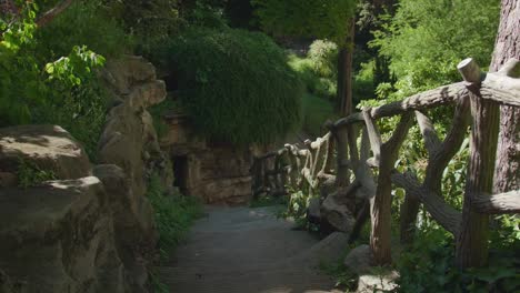 toma cerrada de las escaleras que bajan al parque