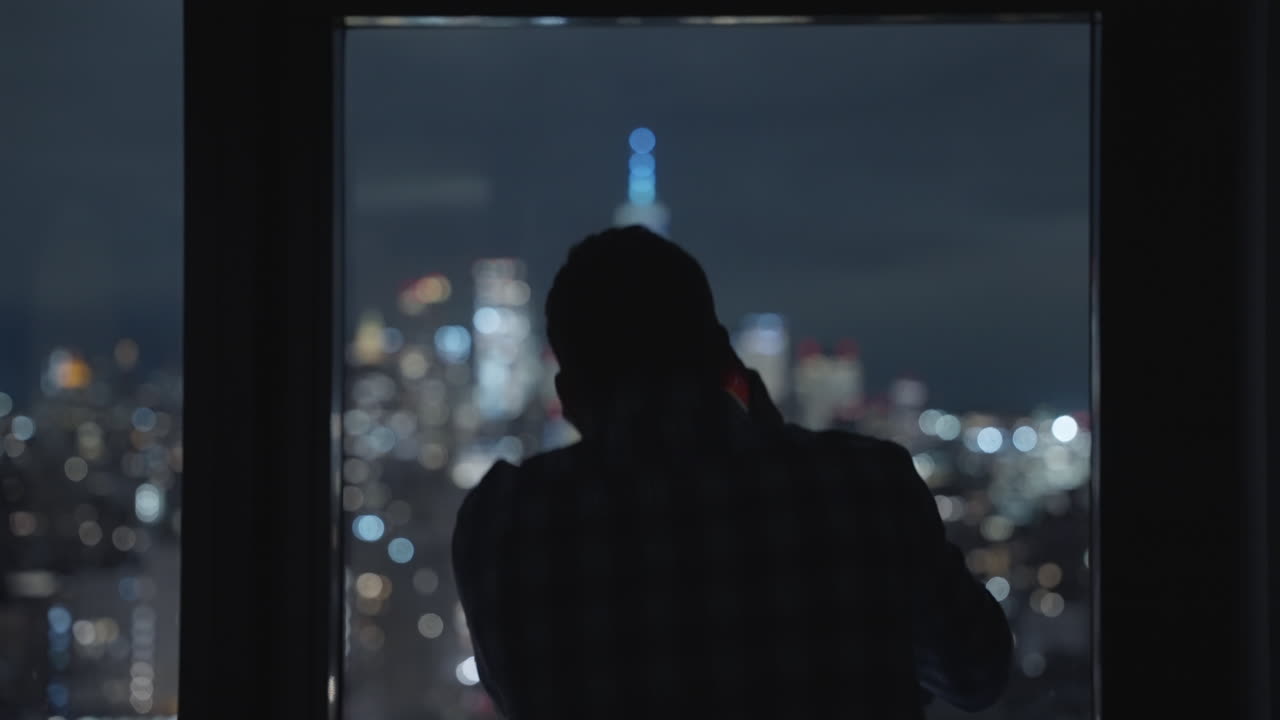 화를 내고 화를 내며 전화하는 남자, 실루이 소리치고 소리치는 남자