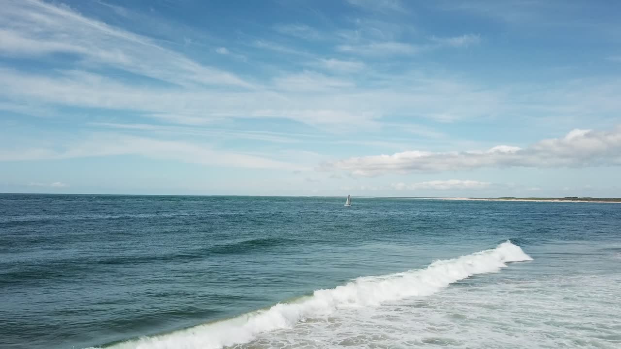 바다에서 보트입니다. 드론 샷