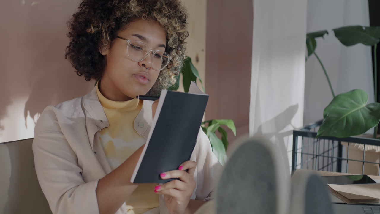 mujer joven estudiando en casa