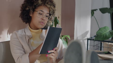 mujer joven estudiando en casa