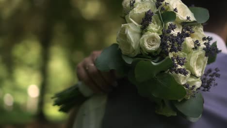 la novia pone un ramo en el hombro del novio