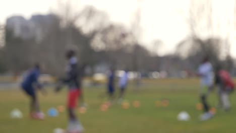 hombres negros entrenando cabeza entrenamiento de campo de fútbol