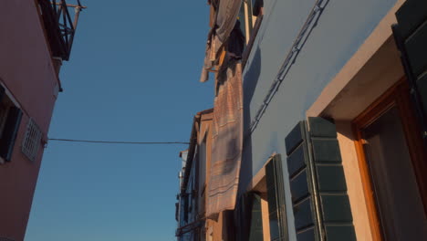casa con lino colgado afuera para secar isla de burano italia