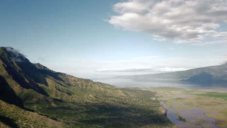 bonita vista aérea de 4k de la región del valle del rift, lago natron, en la frontera de tanzania con kenia, áfrica oriental