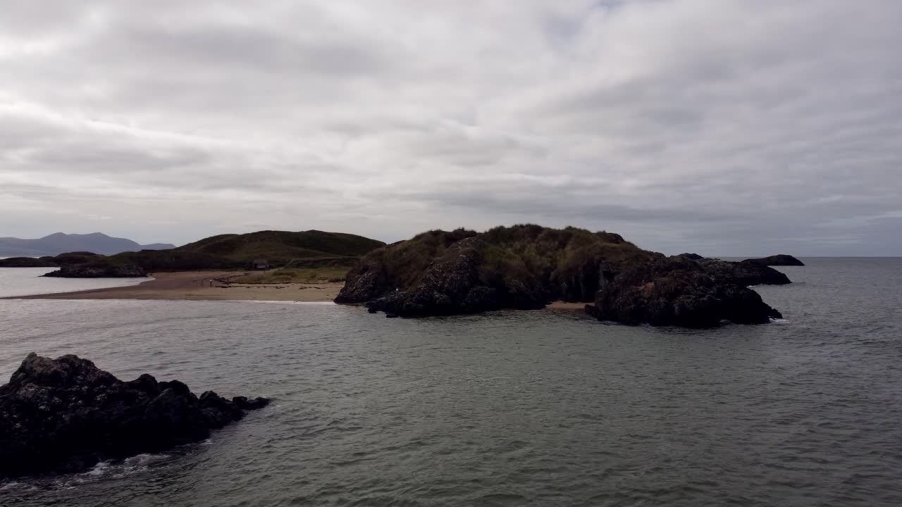 아일랜드 바다 건너 스노도니아 산맥이 있는 ynys llanddwyn 섬 앵글시 해안선