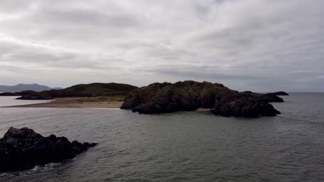 아일랜드 바다 건너 스노도니아 산맥이 있는 ynys llanddwyn 섬 앵글시 해안선