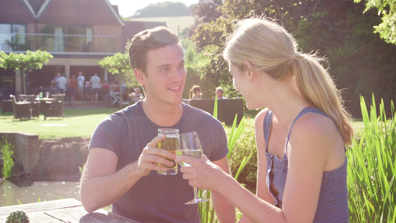 pareja disfrutando de una bebida de verano al aire libre en un pub
