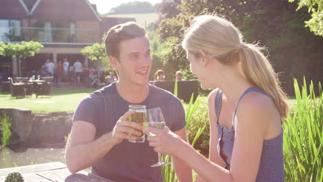 Pareja-Disfrutando-De-Una-Bebida-De-Verano-Al-Aire-Libre-En-El-Pub