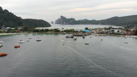 Barcos-Navegando-Alrededor-Del-Muelle-Ao-Tonsai-En-La-Isla-Phi-Phi-Durante-La-Puesta-De-Sol