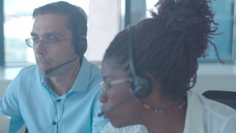 diversos operadores de centros de contacto en auriculares discutiendo llamadas