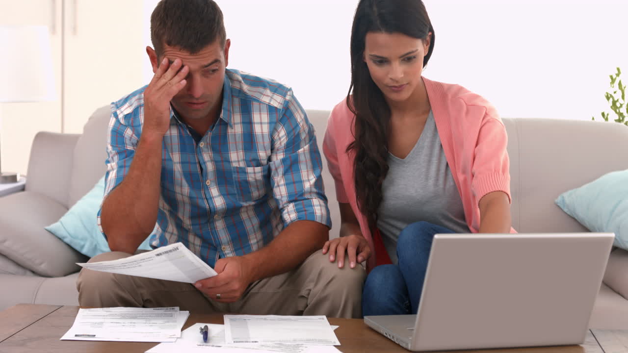 una pareja que paga sus cuentas.