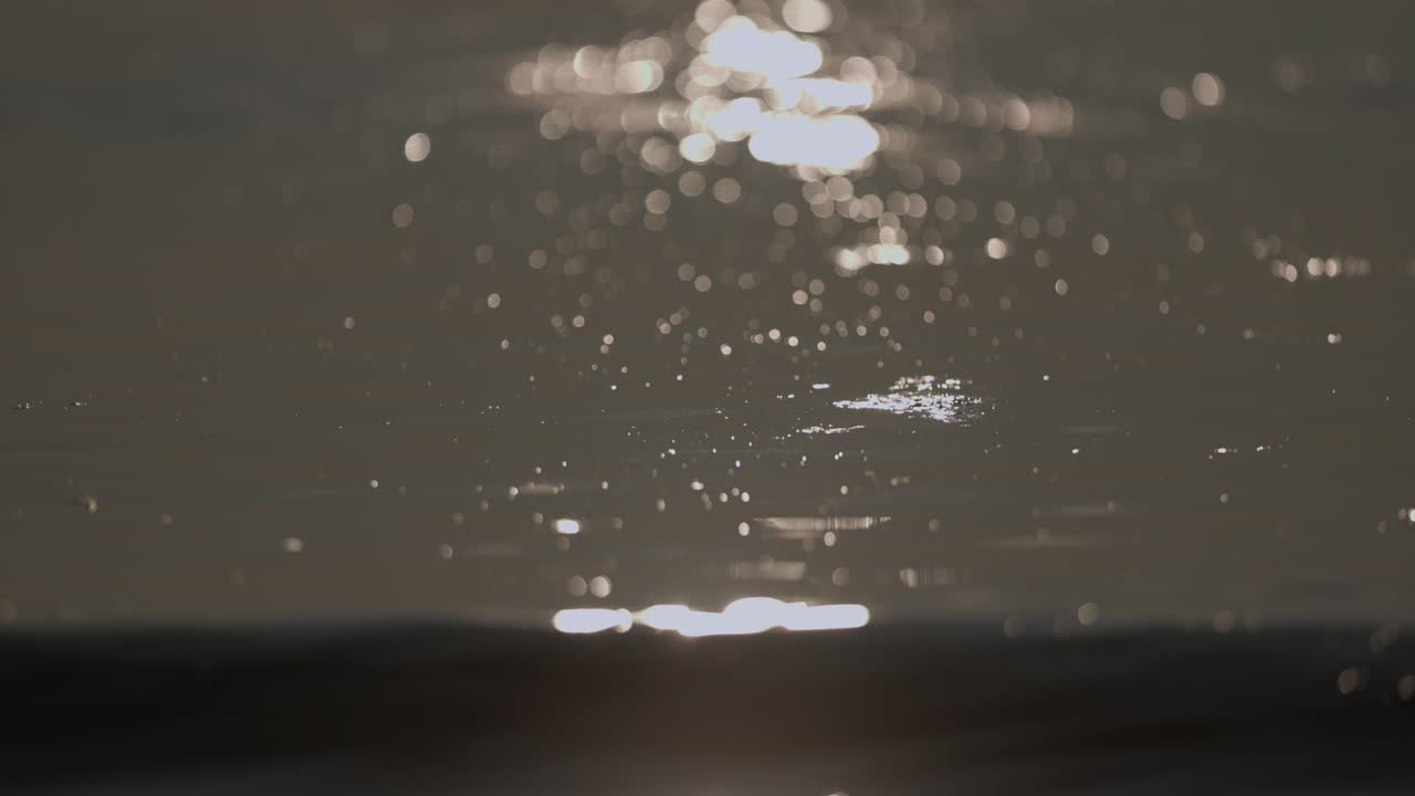 물 위 의 해 가 지는 반사