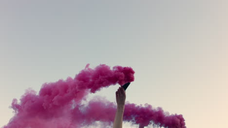 Schöne-Frau-Schwenkt-Eine-Rosa-Rauchbombe-Und-Tanzt-Bei-Sonnenaufgang-Am-Strand-Und-Feiert-Kreative-Freiheit