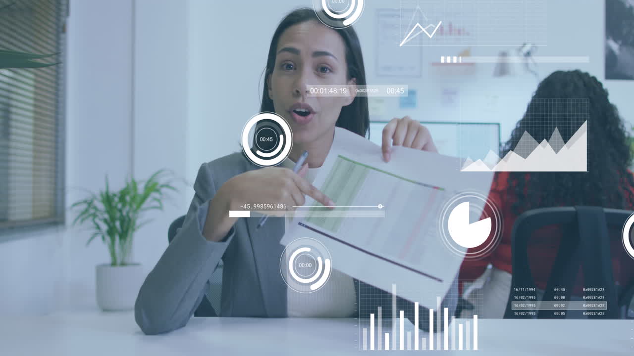 animación del procesamiento de datos sobre una mujer de negocios biracial en la oficina
