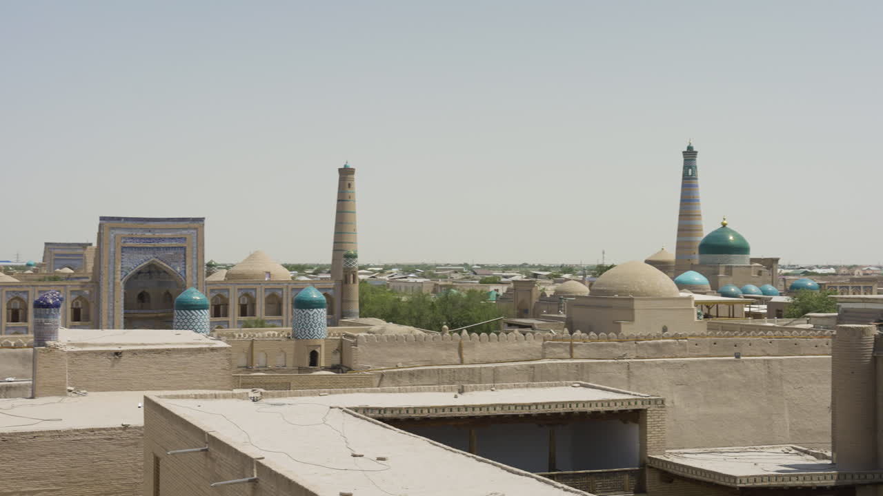 edificios históricos en el casco antiguo de khiva en uzbekistán - panning