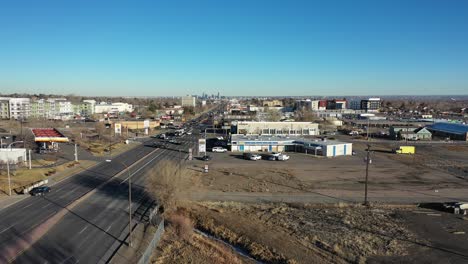 Un-Tiro-Ascendente-Sobre-Colfax-Blvd-Como-Denver-Colorado-Se-Ve-En-El-Horizonte