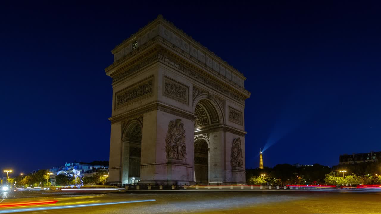 iluminación nocturna ciudad de parís famoso turista abarrotado arco círculo de tráfico timelapse panorama 4k francia