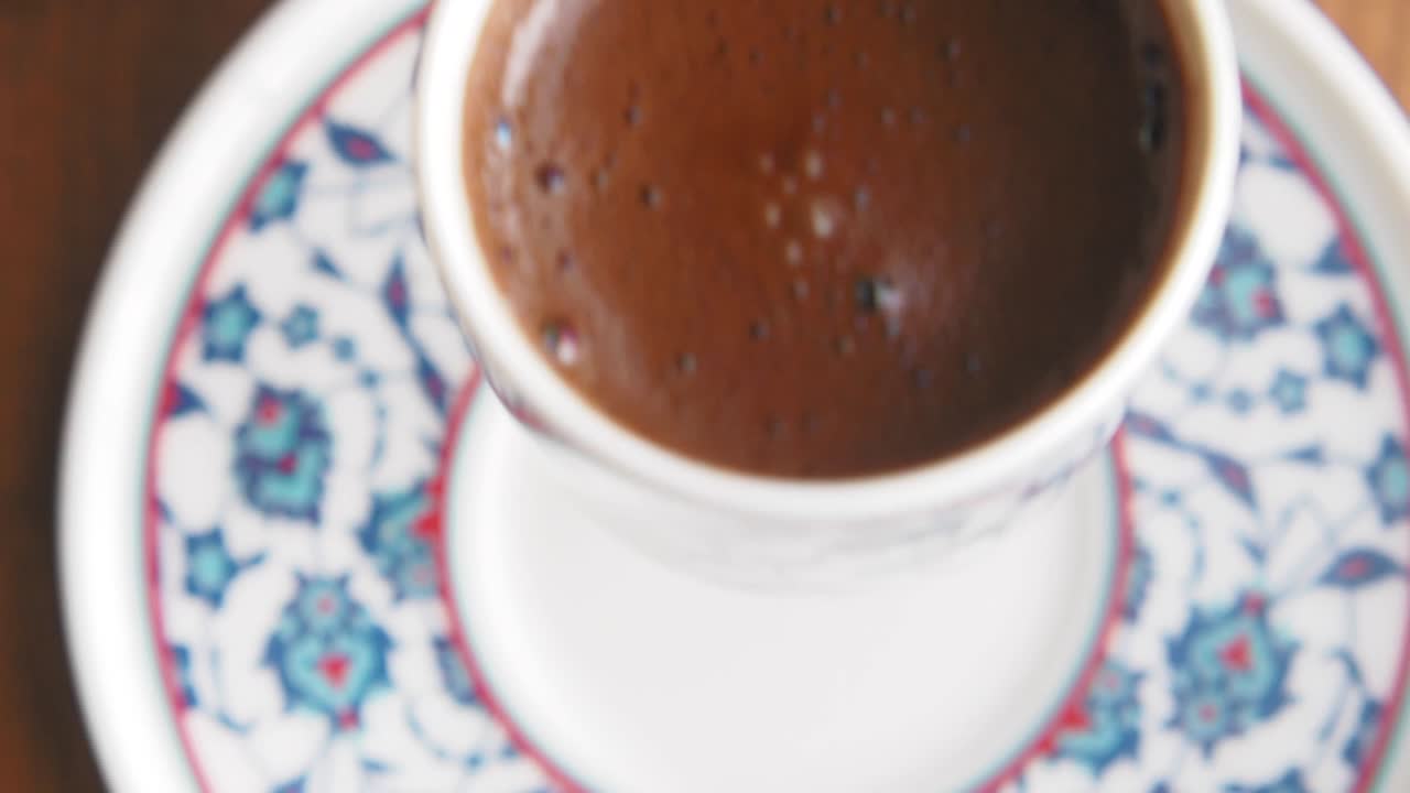 꽃 디자인으로 된 터키 전통 접시