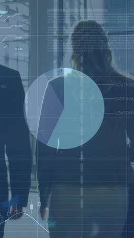 animación del procesamiento de datos financieros sobre dos hombres de negocios caucásicos caminando