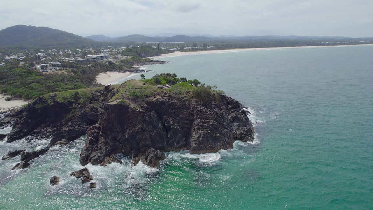 promontorio de cabarita en nueva gales del sur, australia en un día nublado - toma aérea de drones