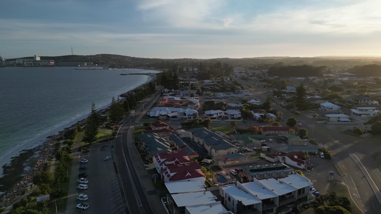 volando sobre un área residencial frente al océano, la ciudad de esperance, australia occidental