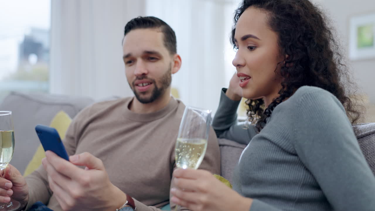 hablando, champán y una pareja con un teléfono