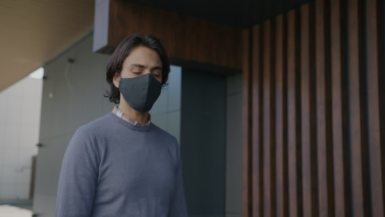 야외에서 마스크를 착용한 남자