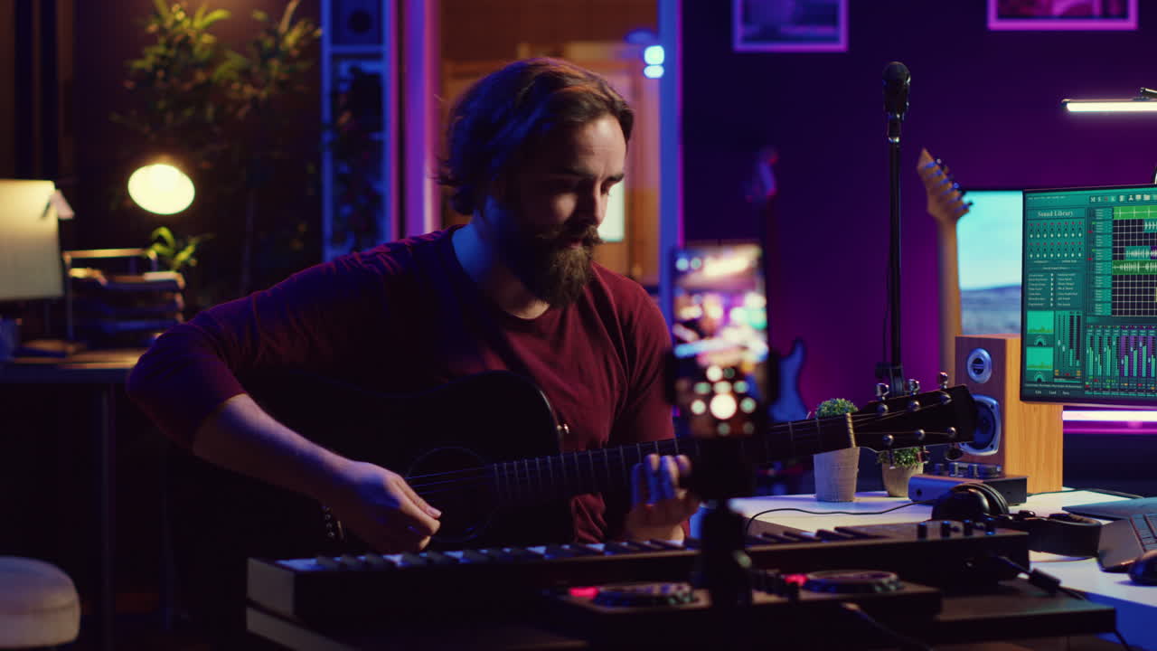 artista enseñando lecciones de guitarra en línea con tutoriales en las redes sociales