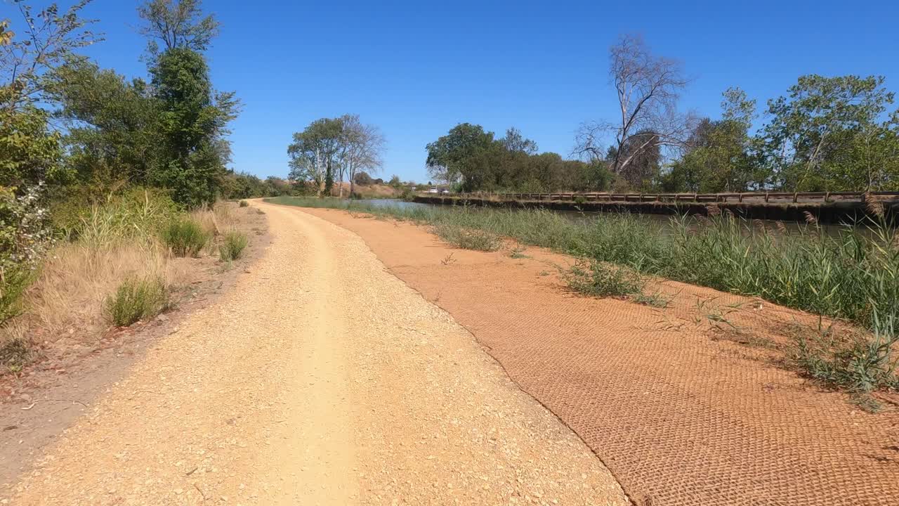 ciclismo en el canal du midi francia en un caluroso día de verano en una bicicleta de alquiler