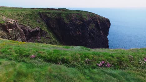 Acantilados-En-El-Mar-En-El-Paisaje-De-Irlanda-Del-Sur,-Reino-Unido