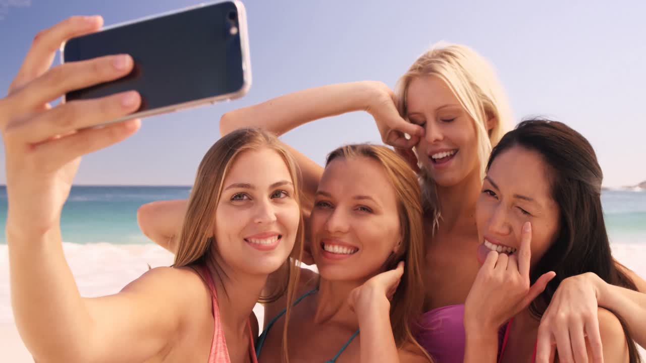 친구 들 이 함께 셀피 를 찍는 것