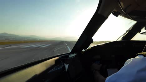 escena inmersiva de la cabina en tiempo real, lado izquierdo, de una cabina de un avión que despega con un sol cegador por delante al amanecer