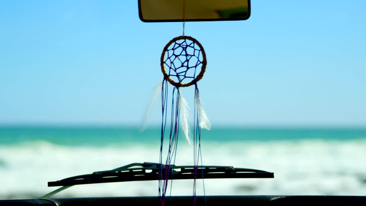 primer plano del colgante de la furgoneta colgado en la furgoneta 4k