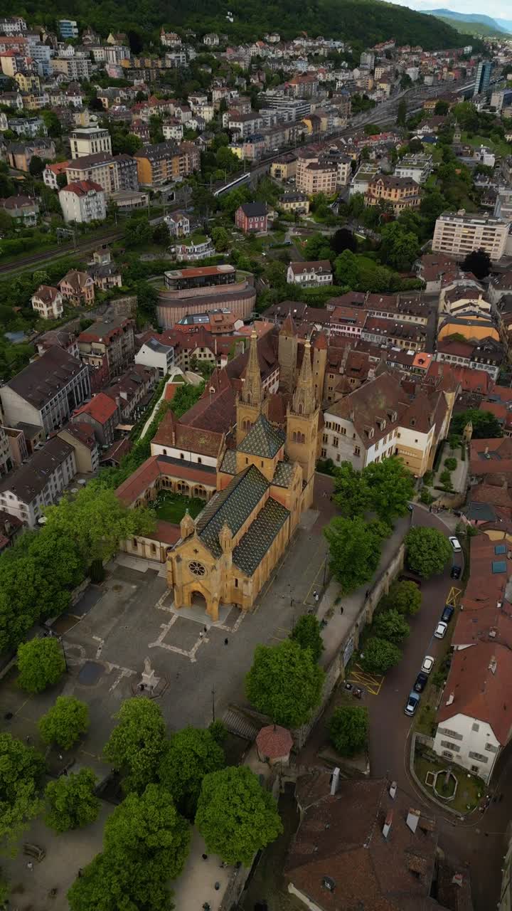 Neuchâtel Schweiz Collegiate Church luftfoto drone middelalderlige gamle by