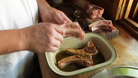 marinando chuletas de cordero en la cocina