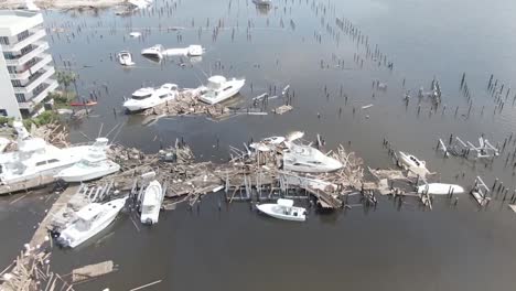 disparo de drones de la destrucción de barcos en el puerto de orange beach después del tornado