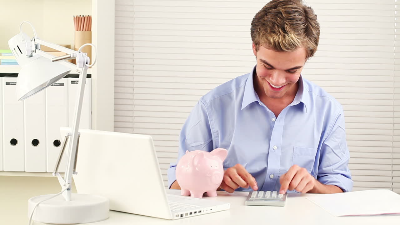 Joven empresario trabajando desde casa