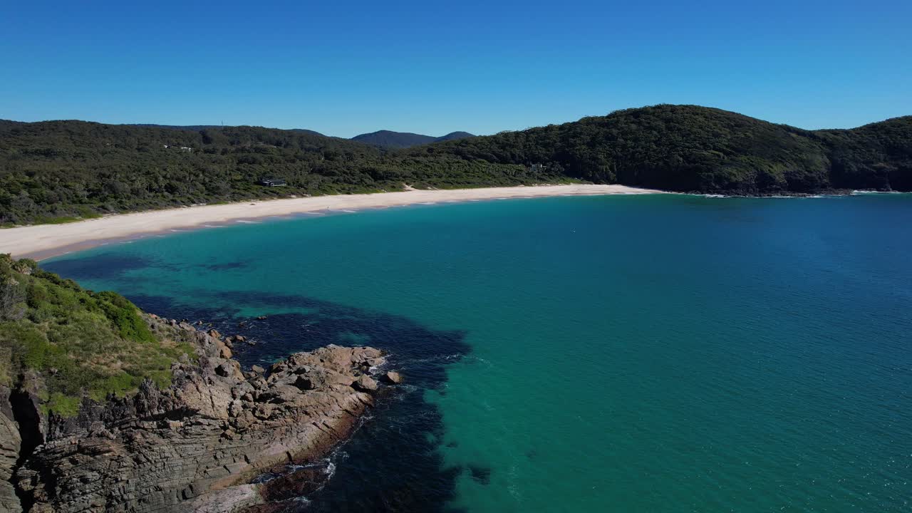 Number One Beach - Seal Rocks - Mid North Coast - Nuovo Galles del Sud - NSW - Australia - Ripresa aerea con rapido avvicinamento.