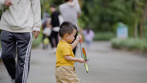 Niño-Asiático-En-Un-Parque