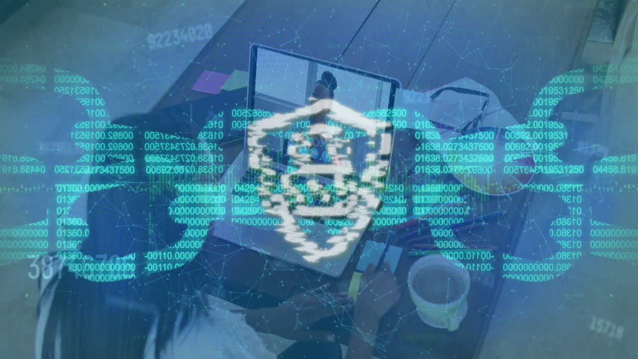 animación de procesamiento de datos y candado de seguridad sobre mujer usando computadora portátil